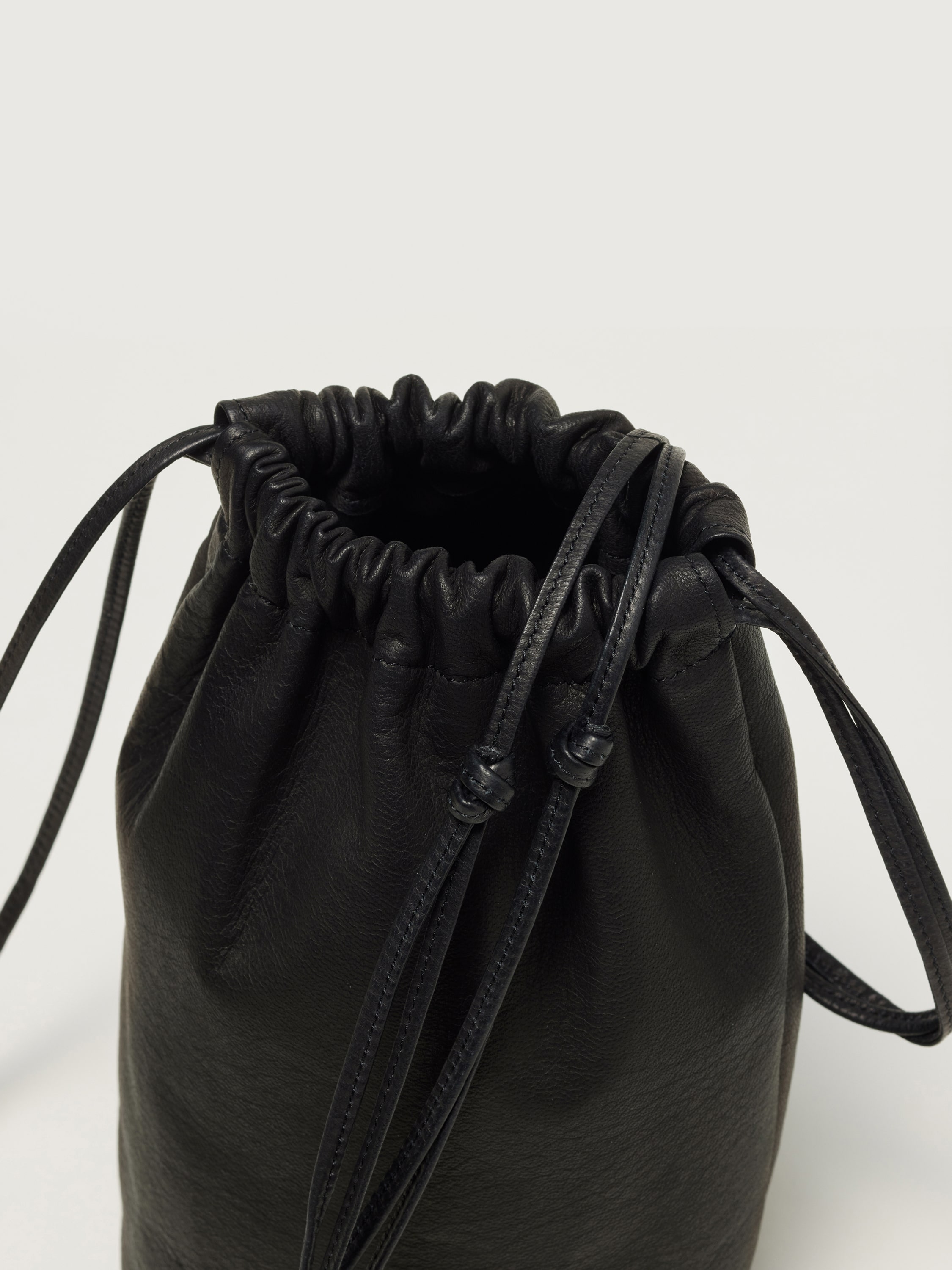 Leather Big Round String Pouch(FREE Black/ブラック): AURALEE