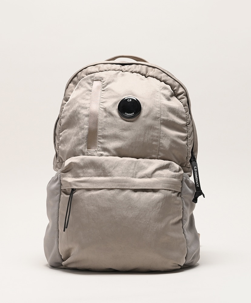 【関税込み】C.P. Company カーキ Nylon B Lens バックパック Nylon B Lens Backpack(ONE Vintage Khaki/ヴィンテージカーキ
