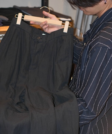 ATON 25SS-COTTON LINEN VOILE TWO TUCKED EASY PANTS