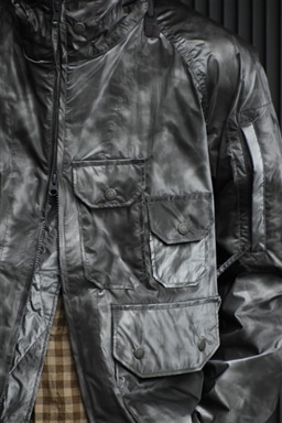 Engineered Garments のショルダーポーチ。これは欠かせません
