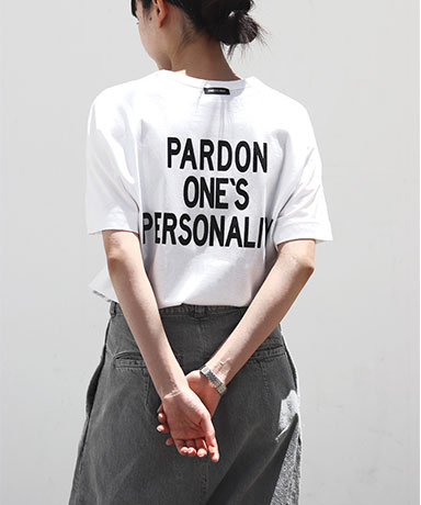【AMERICANA/アメリカーナ】プリントT - PARDON ONE'S PERSONALITY