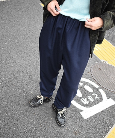 ルーズなスラックス