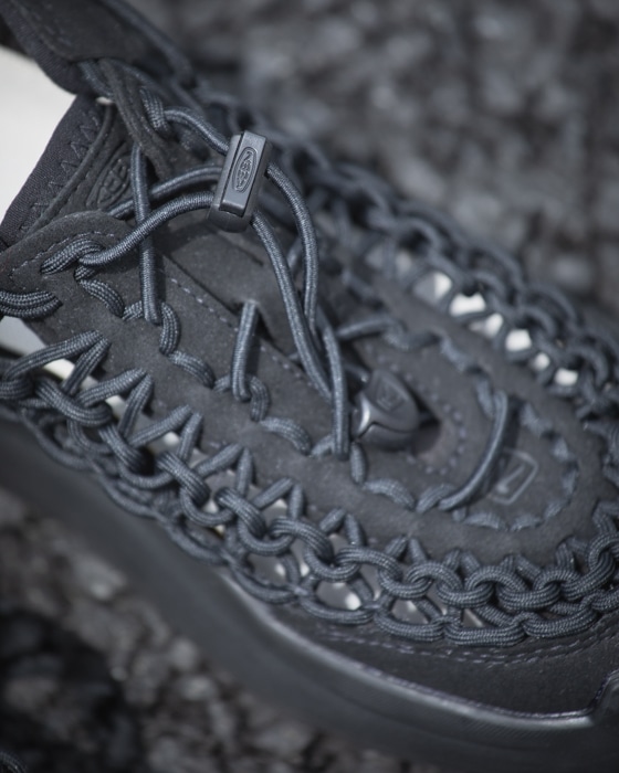 ぷーちん【美品】KEEN UNEEK 23cmローアンバー/ブラック Women's UNEEK II Open-Toe Sneaker(23cm Black×Black/ブラック